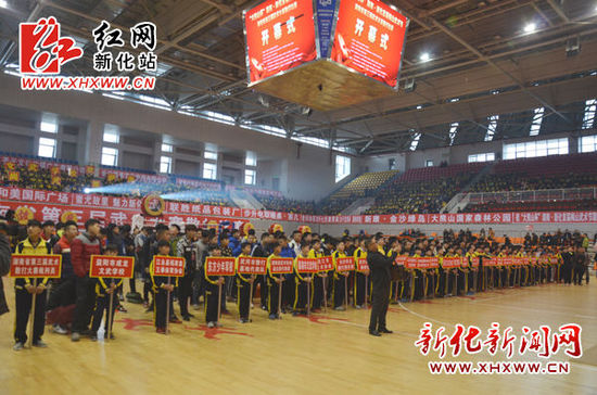  首届“大熊山”杯中日法泰拳王争霸赛开幕式现场